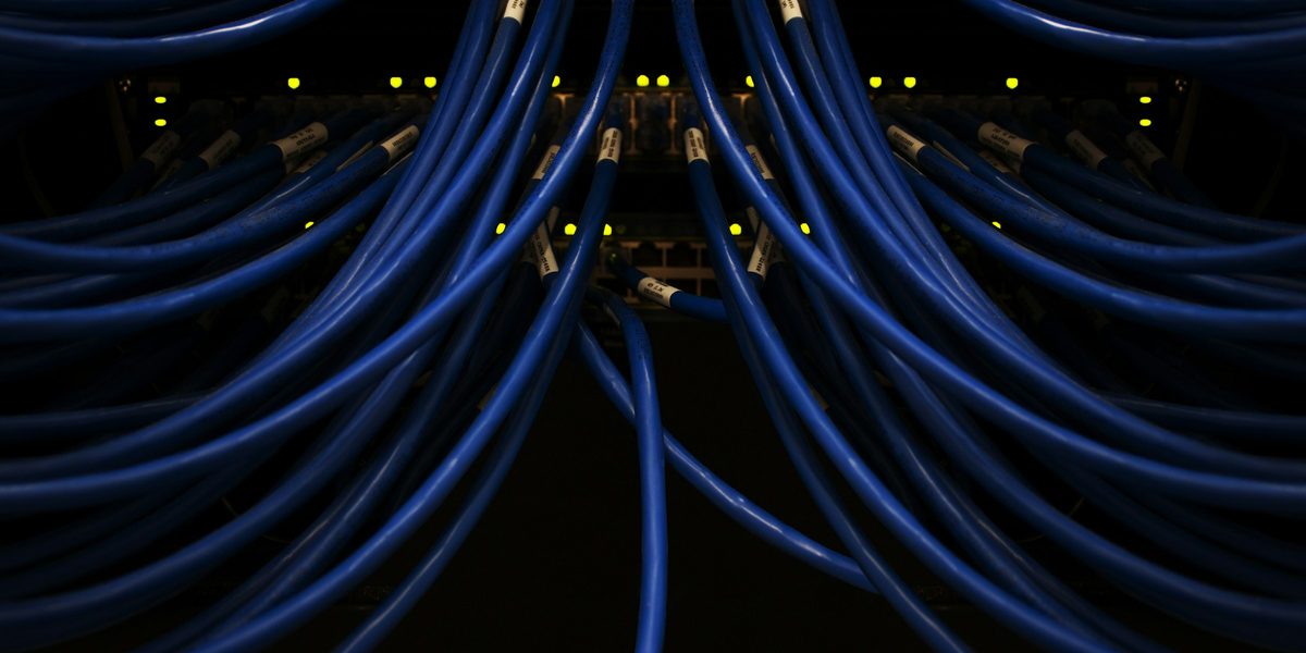 Patch cabling in a network cabinet
